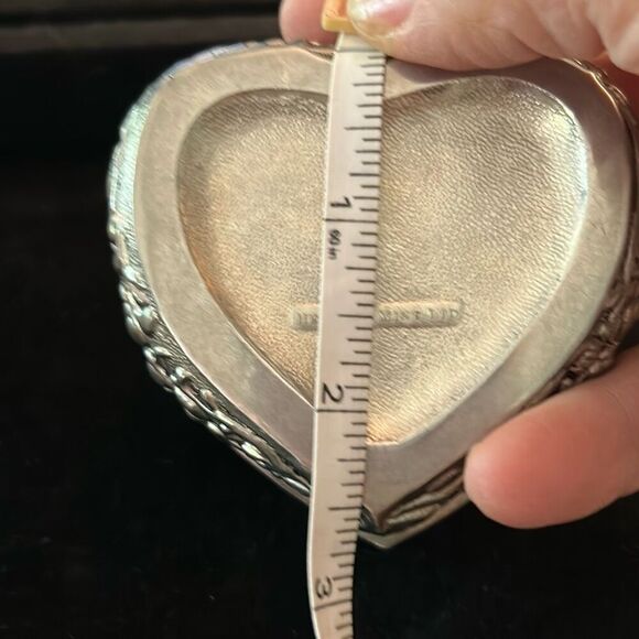 Vintage Heritage Mint Ltd. Heart Shaped Red Velvet Lined Trinket Box - Picture 5 of 6